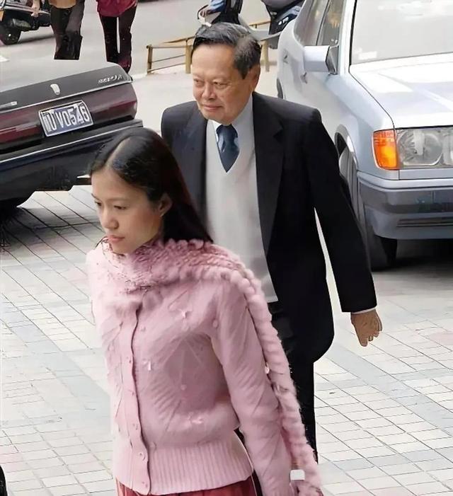 杨振宁离世不到1个月，三大历史争议被扒，原来他并非想象中那样