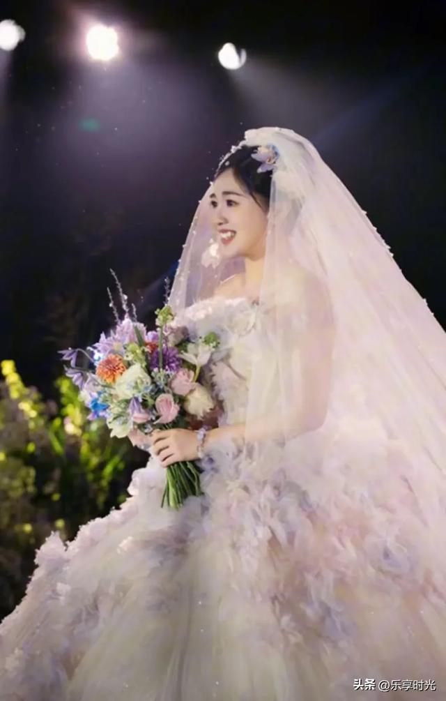 金龟子王宁女儿北京办婚礼，亲家母露面，180高个穿着旗袍好贵气