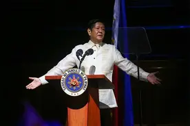 见识到中国的强硬后，小马科斯态度大变，自称身上留着中国人的血图片