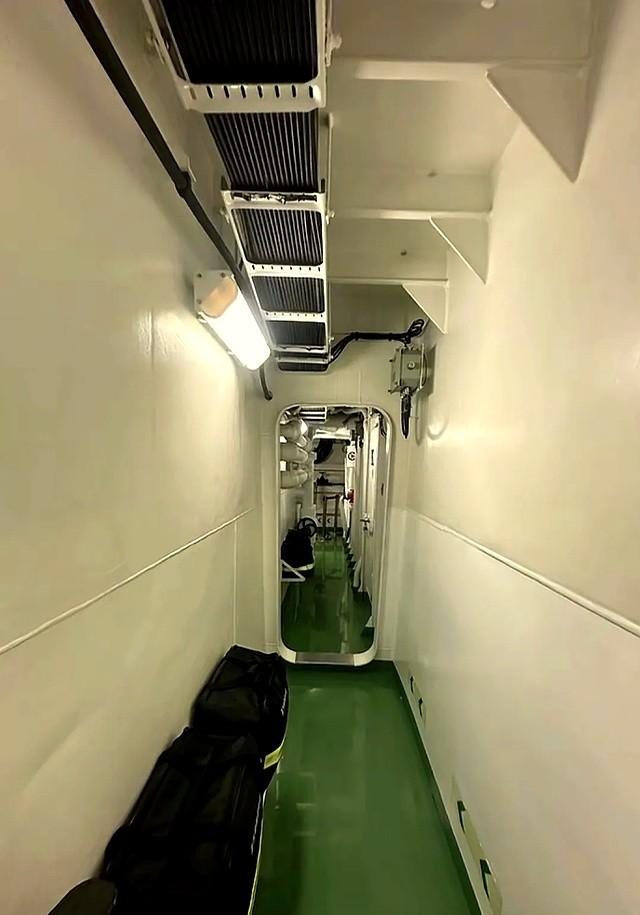山东舰内部被曝光，香港人拍到航母寝室，老兵吐槽床铺太挤
