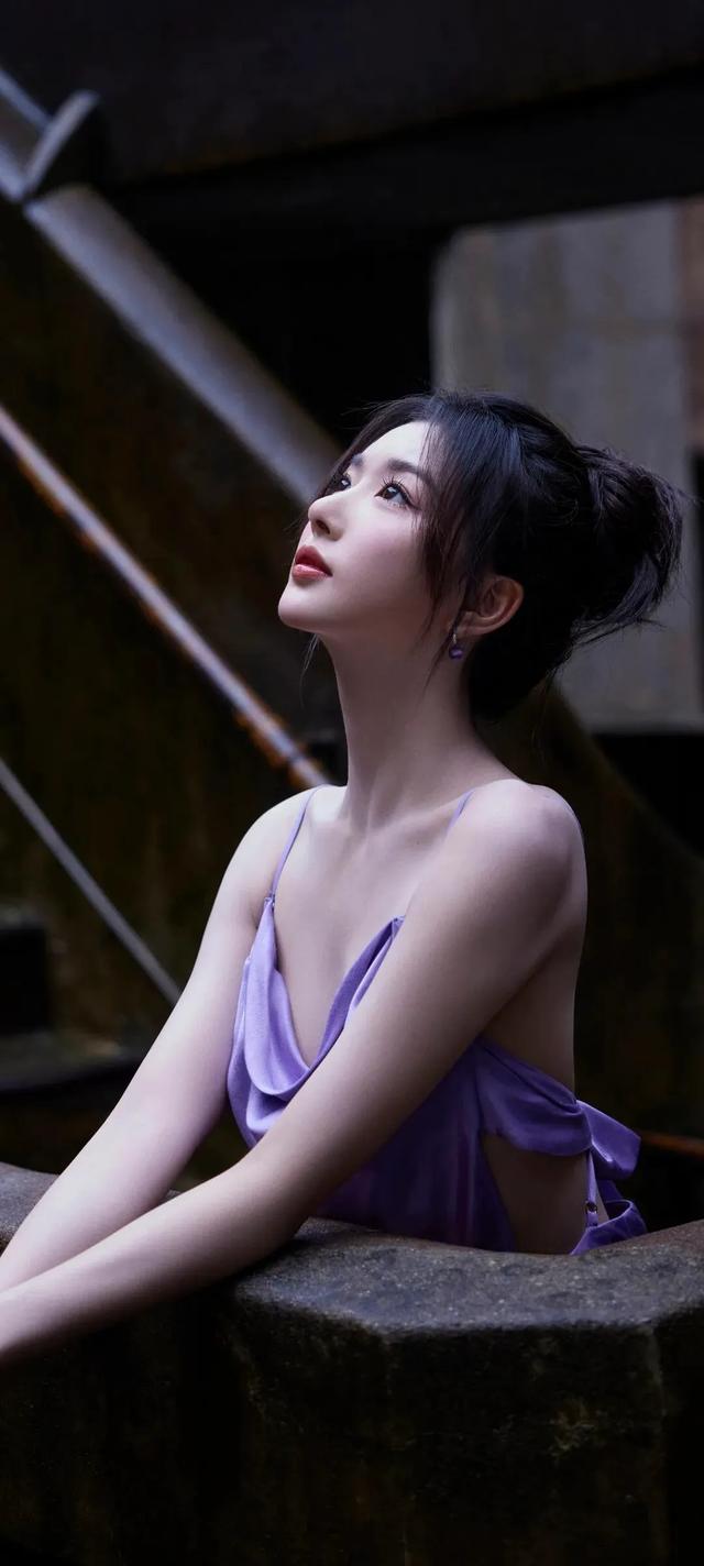孔雪儿｜吊带长裙紫色韵味壁纸！