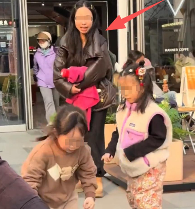 女孩打翻水杯后续：母亲正脸被扒，疑出言反驳网友，丢人丢到国外