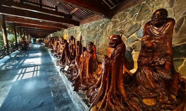 参观根宫佛国博物馆