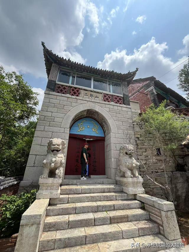 博山源泉镇的二郎山古庙群，我只钻进去个大脑袋