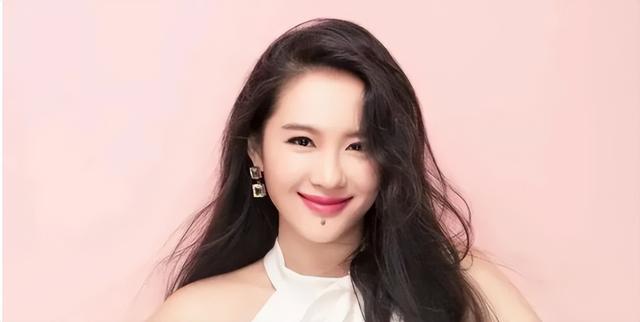 被美国罚款531亿，身家仍2300亿，前华人首富背后的女人是谁