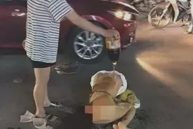 女子在抓住小三后，竟将辣椒泼洒私密部位！这太残忍了！图片