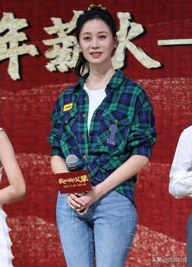 别眨眼！女星穿紧身牛仔裤狂炫身材，细腰翘臀的暴击谁顶得住
