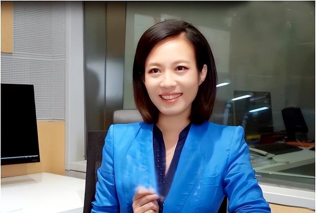 九三阅兵的解说原来是她！沉稳大气端庄漂亮，如今47岁仍未婚单身