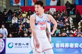 上海队拒绝赵睿留李添荣?赵睿爆粗:当个自媒体瞎写,没底线了是吧?图片