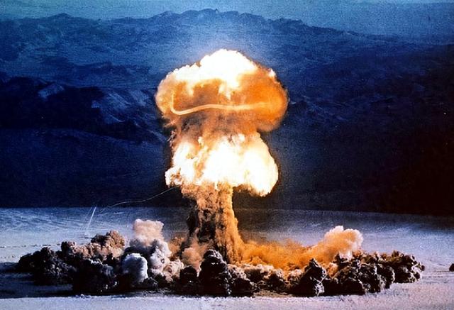 中美刚刚谈完，特朗普向战争部下了一道命令，引发全世界密切关注！中方呼吁赶紧停下，信号强烈