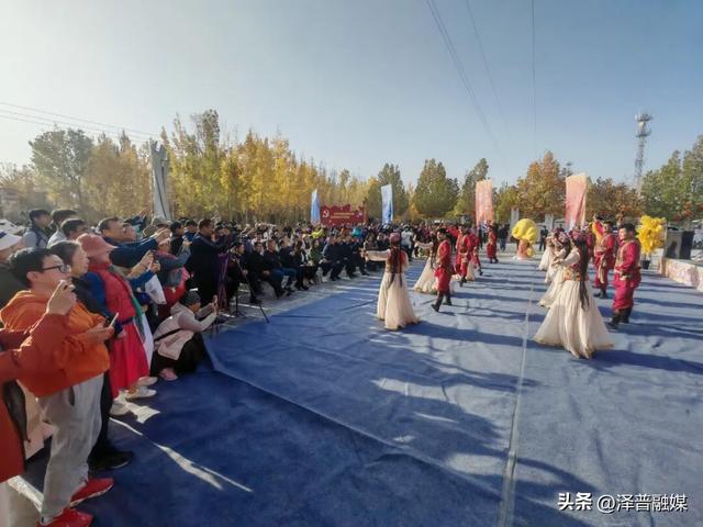 泽普县举办“千年丝路·中国传统旗袍遇见艾德莱斯”新品首发暨休闲骑行活动启动仪式