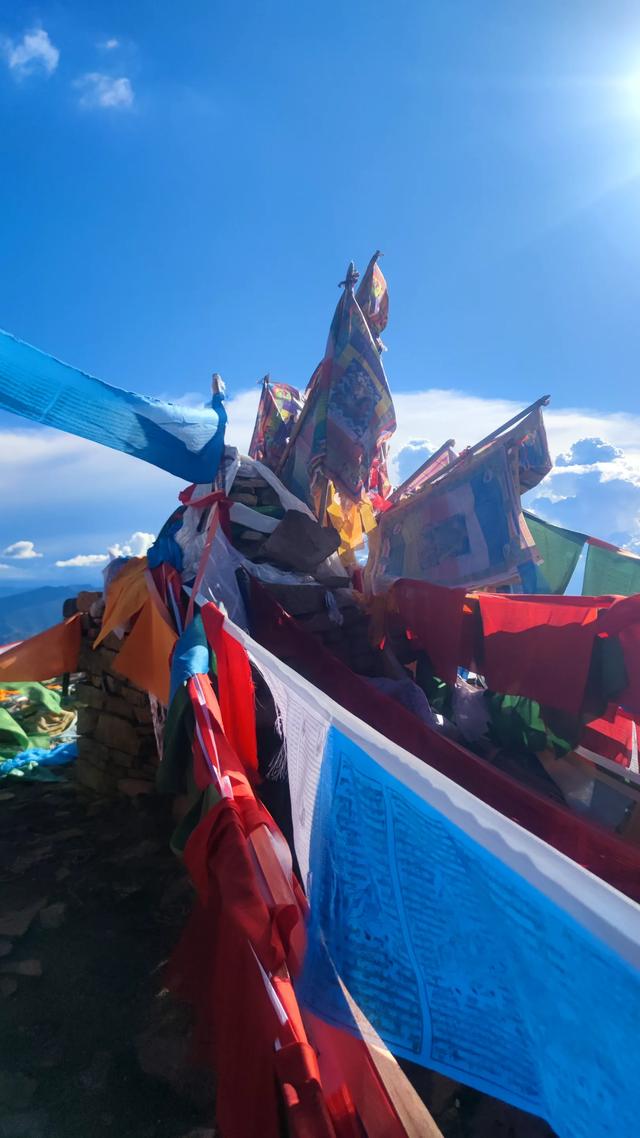 爬拉萨哲蚌寺后山，从海拔3600米到山顶5300米，上下20公里