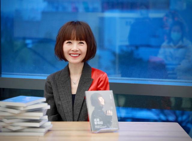 55岁发福后的鲁豫很养眼，如今胖出新宽度，曾经的她真没法看！