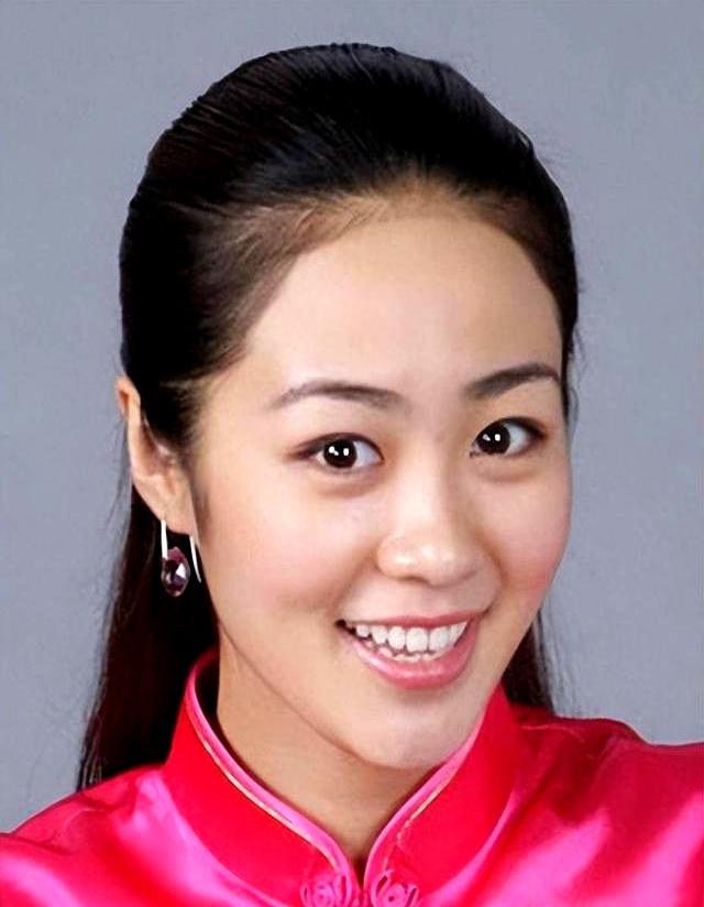 她被赵本山养了11年	，却在嫁给富豪后受到惨痛教训，如今涅槃重生