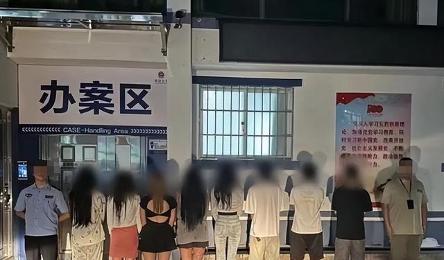 499隔衣服摸胸！私人影院暗藏涉黄：299元起步撕丝袜，还有更过火