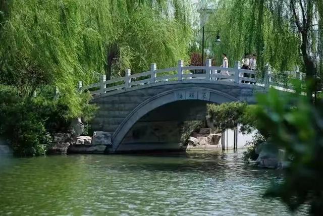 济南大明湖的秋景