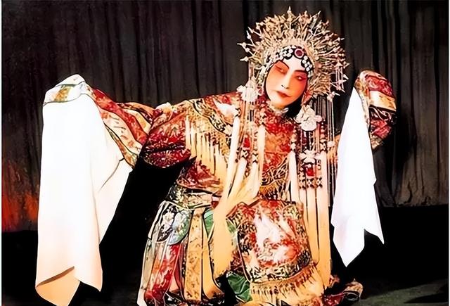 2女共同侍奉1夫,关系却情同姐妹,生前“三人行”,死后三人葬同穴