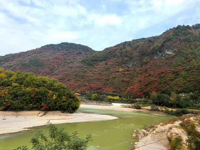 甘肃省徽县嘉陵江畔美景五彩斑斓