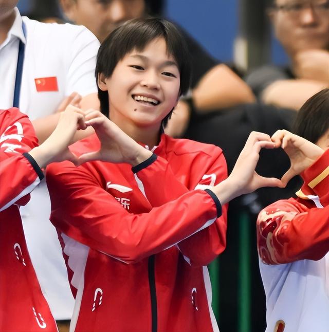 全红婵归队了！她变化真大，身材高挑颜值抢眼，留了长发气场强大