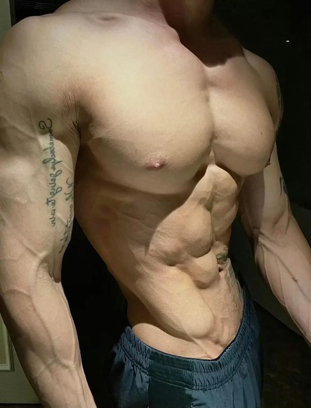 身高187的健身肌肉男网红，野外写真秀身材颜值，简直绝绝子