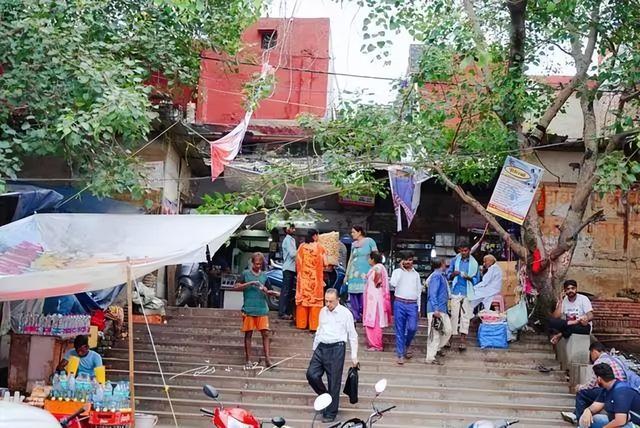 中国游客第一次到印度旅游，看见他们首都的火车站，差点被吓到？