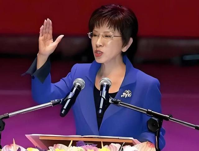 洪秀柱抵达北京，发表郑重表态，民进党急眼了，国民党却令人心寒