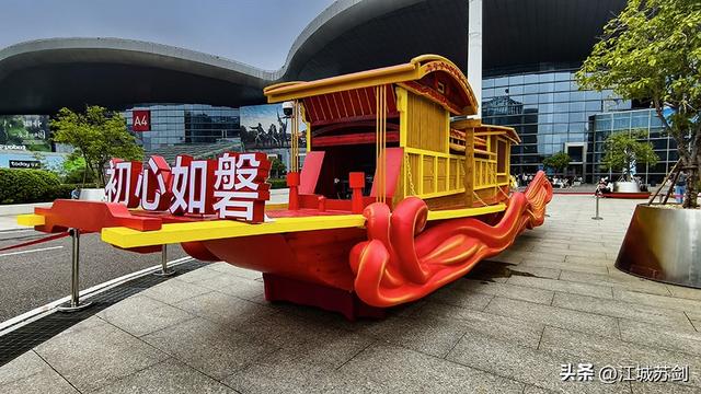 走进武汉国博中心，领略花车魅力