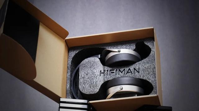 HIFIMAN HE600这款新品平板耳机，它会让我想起这么一位演员……