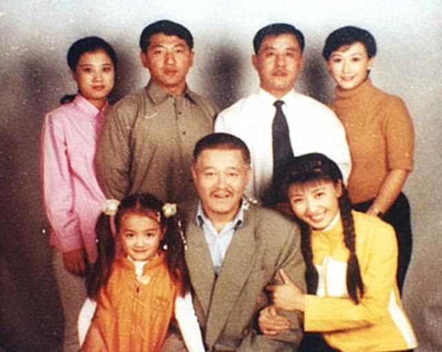 闫学晶风波再升级！一人被行拘，婚变丑闻被扒，贤妻人设彻底崩塌