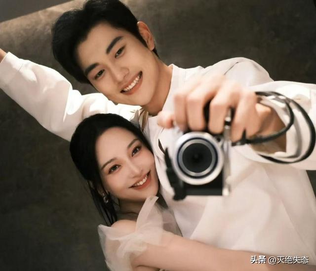 落毛凤凰不如鸡？42岁著名歌手江苏走穴，宾客只顾吃席没人搭理