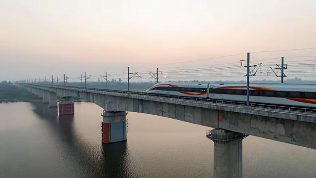 汕头广州陆距500公里/高铁350时速/1.5小时到达/票价200余元/贵吗