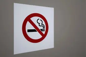 飞机上吸电子烟？拘、罚！图片