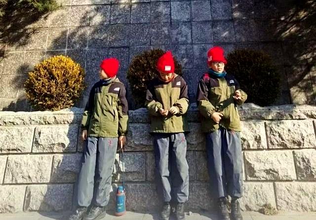 老大一笑	，老二就闹？逃离北京的自闭症三胞胎，最近遇上了新烦恼