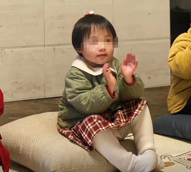辽宁4岁女童走失后续！院内监控流出，网友炸锅：难怪能跑3公里
