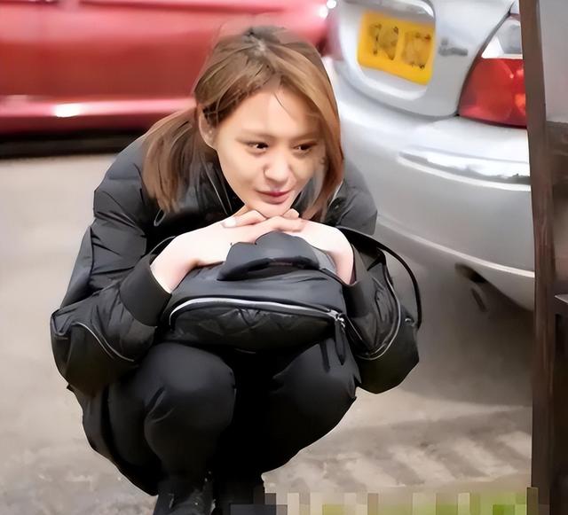 35岁郑爽近照曝光！形象管理失败，彻底成了素人	，在美日子舒坦了