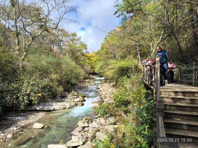 排队游览光雾山