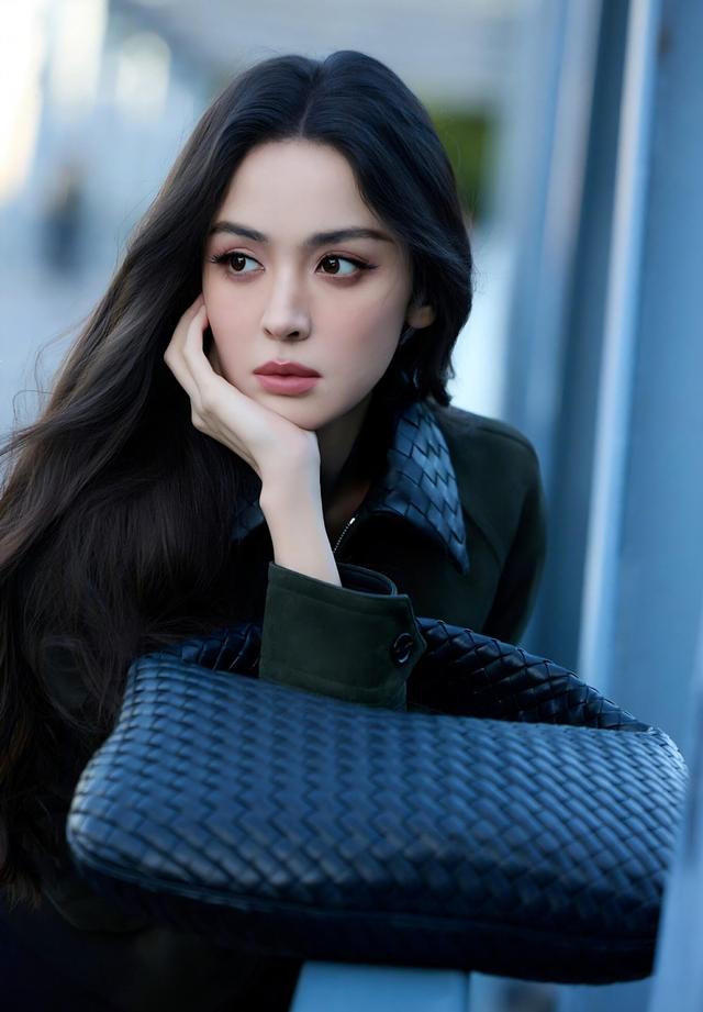 娜扎深棕裙配金饰，初看冷艳细看媚，反差风情迷住人