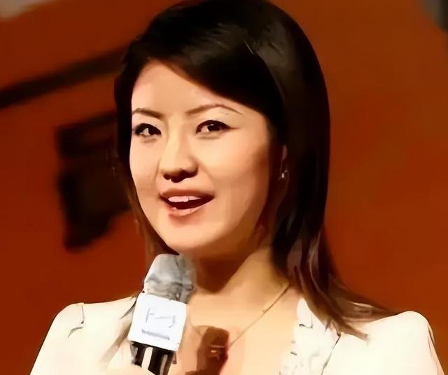 和撒贝宁同居四年，却转身和富豪在一起，没想到如今却沦落至此