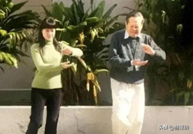 已证实杨振宁长子去世，看49岁翁帆现在做的事 才知道我们误会她了