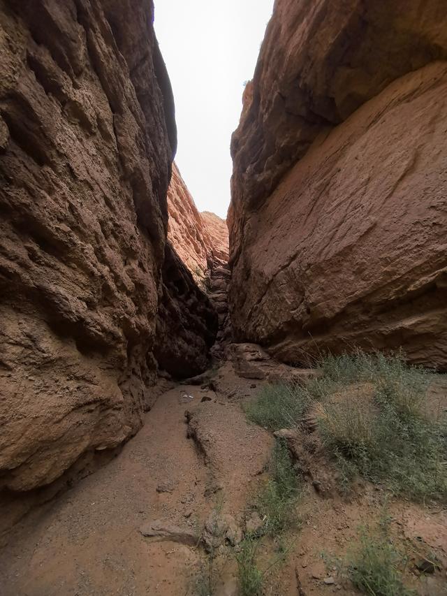 张掖平山湖大峡谷并无湖，却集丹霞雅丹峡谷地貌于一身，难得好景