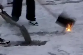 东北大学生道路除冰，铁锹干出火星子图片