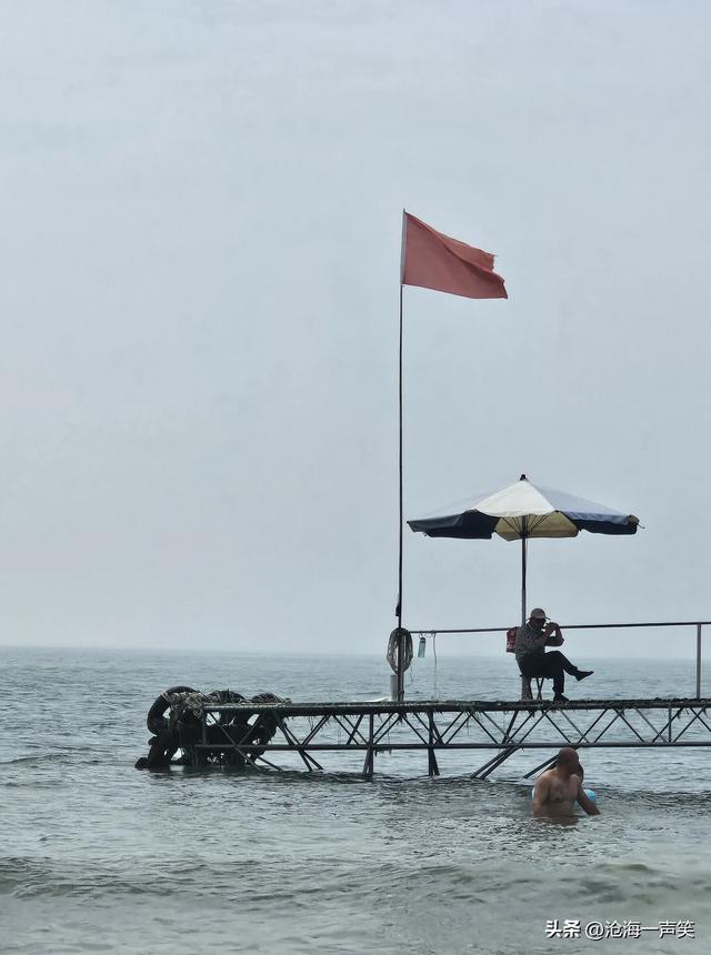 海边的游艇，海边的红旗，海边的游人，畅快淋漓，尽兴而归！