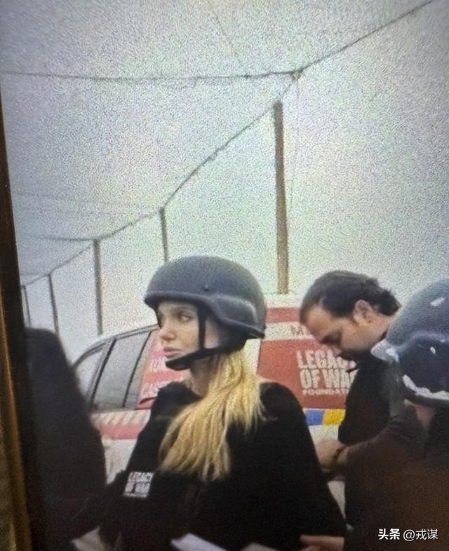 好莱坞女星朱莉闯乌克兰前线：无人机“追着飞”，防护服都扛不住