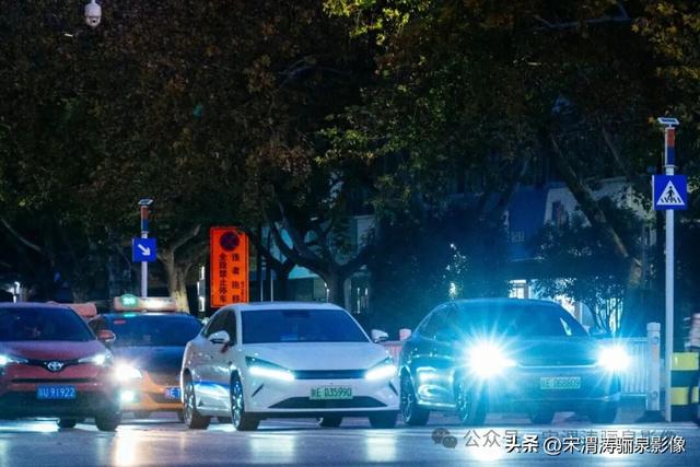 陕西渭南：感恩节当天的人和公园星轨和国贸十字车轨等