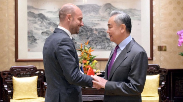 马克龙抵华风光无限，中法穿搭很讲究，机场的两抹红格外亮眼