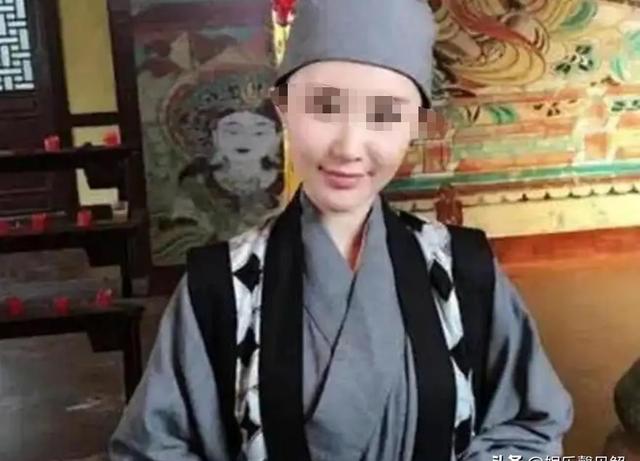 揭秘尼姑庵真相：表面佛门实则妓院，穿黑丝戴假发，香客人来人往