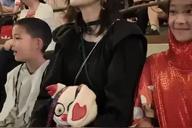 梅婷带娃逛游乐园，一口大白牙疑似烤瓷，10岁女儿扮成鱿鱼好可爱图片