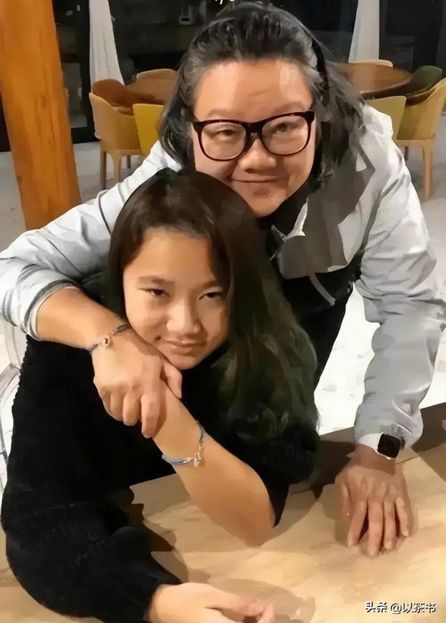 离婚34年后，64岁的洪晃住京郊百平豪宅，如今陈凯歌看了都懊悔
