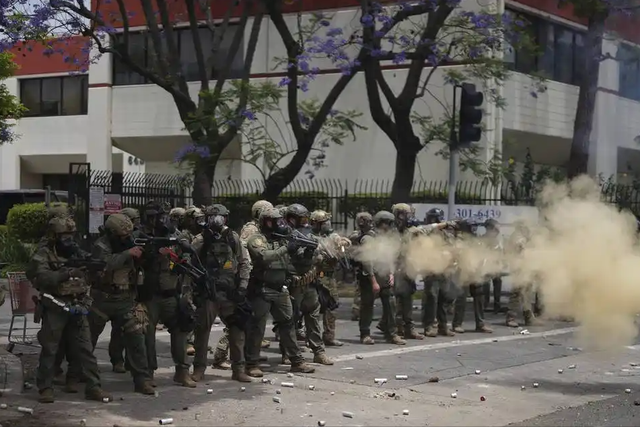 布鲁塞尔街头成“战场”！警方催泪弹驱散，12万人抗议福利紧缩