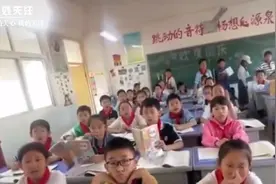 女教师称反映教室无窗帘反被学校针对，当事人回应：窗帘现在已装上，终于能好好教书了；官方：暂停校长职务图片